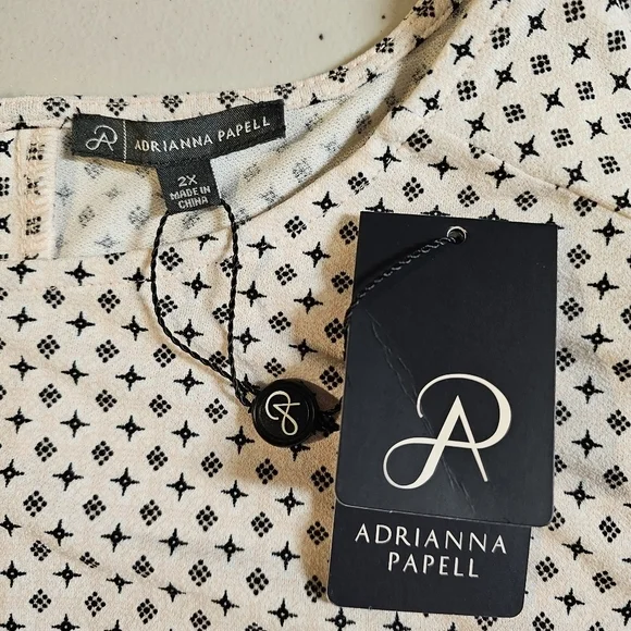 Adrianna Papell Geometric Print Split Neck‎ Flutter Sleeve Top Plus Size 2X - Picture 9 of 11